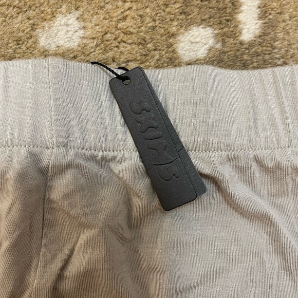 Skims NWT light sage green pajama shorts women’s size XL - Picture 3 of 9